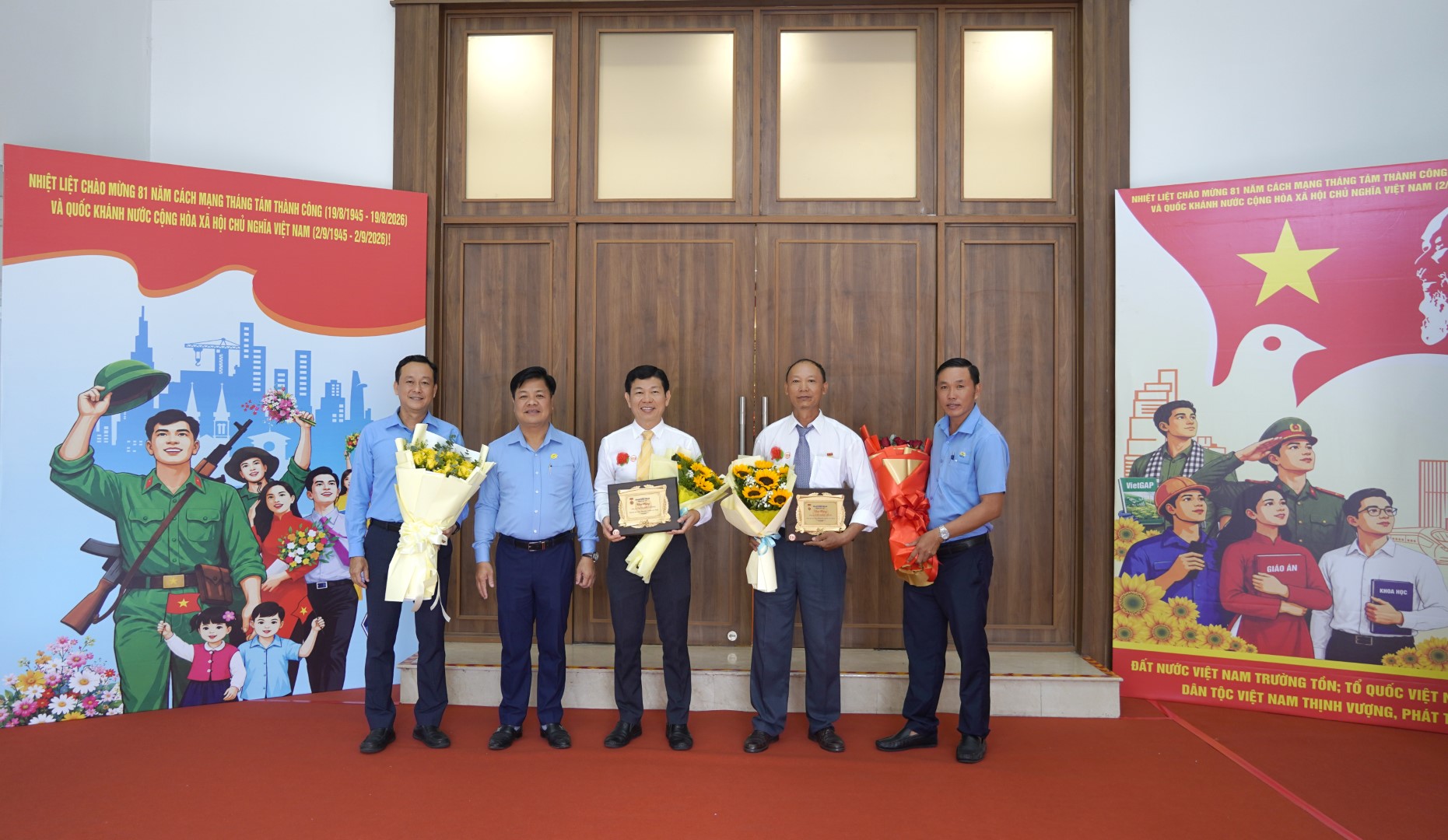 Chúc mừng 02 đồng chí thuộc Đảng bộ Công ty vinh dự nhận Huy hiệu 35 năm tuổi đảng