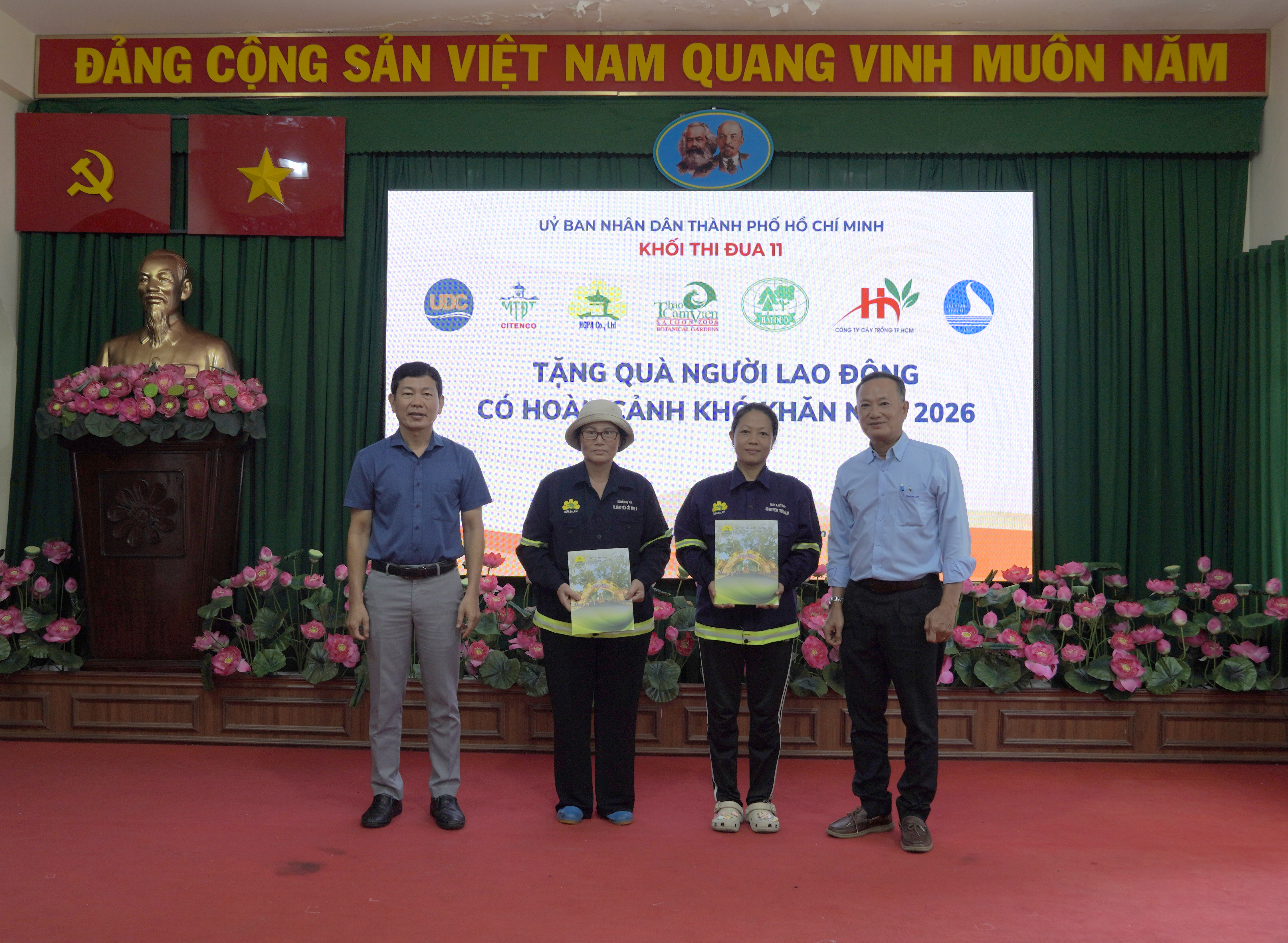 Khối Thi đua 11 trao tặng quà cho người lao động khó khăn Công ty