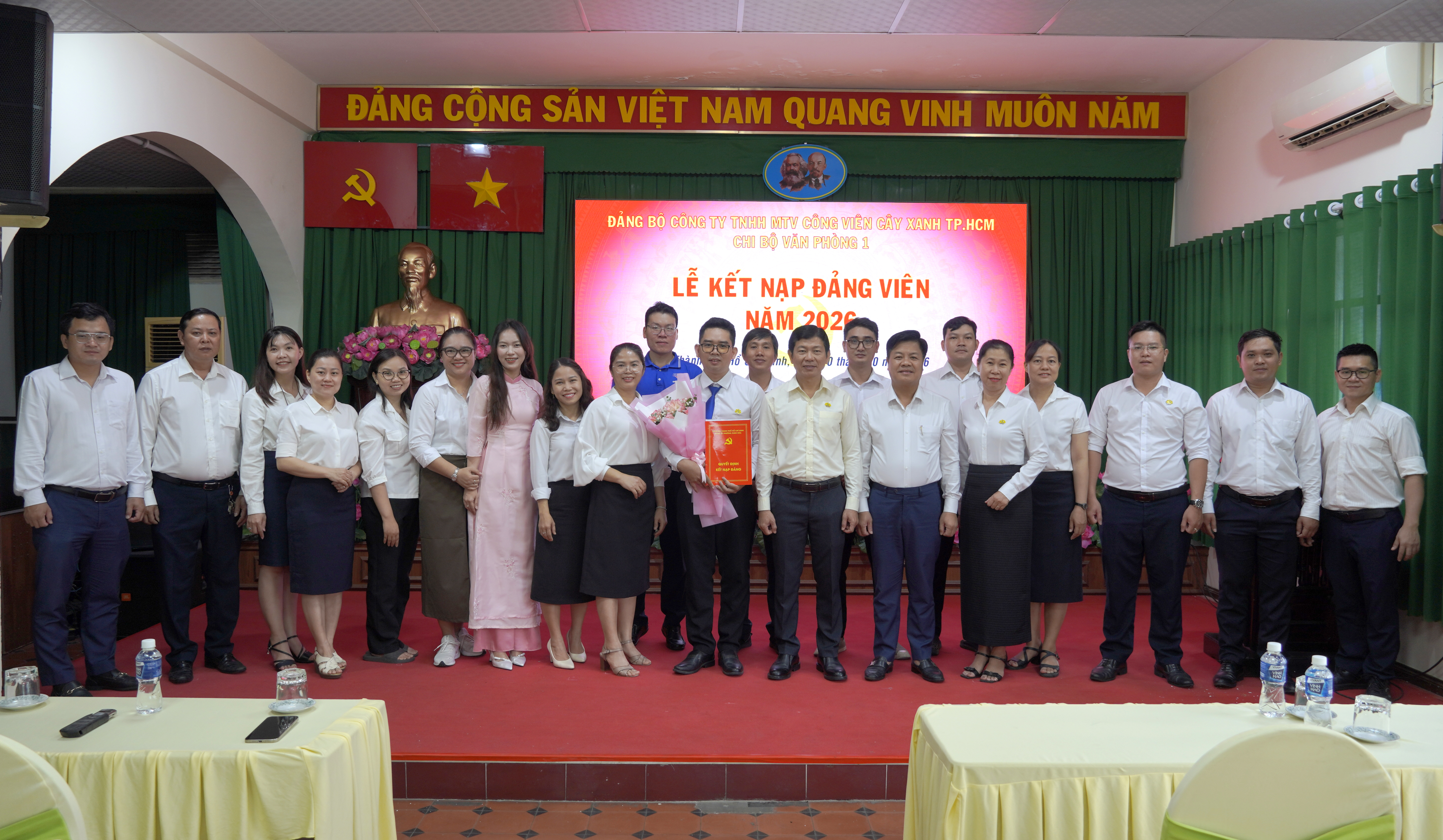 Chi bộ Văn phòng 1 kết nạp đảng viên mới năm 2026